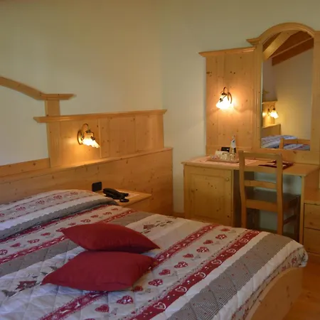 Hotel Garni Sant'Antonio Con Spa Madonna di Campiglio Exterior photo